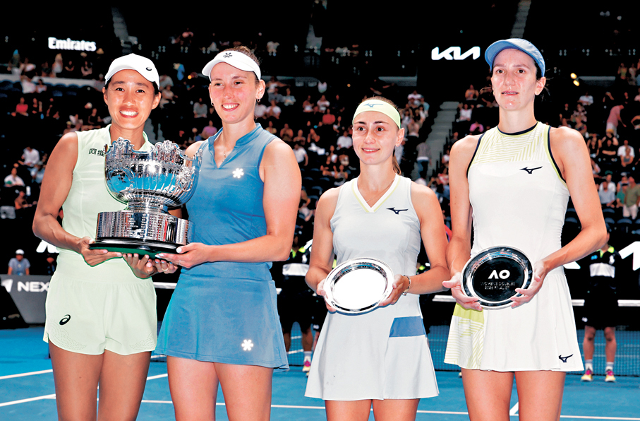 ●決賽冠亞軍組合賽後合影。  新華社