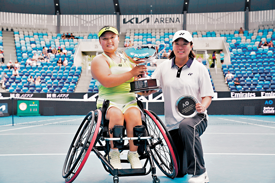 ●李曉輝（左）在頒獎儀式上與教練王睿岩合影。新華社