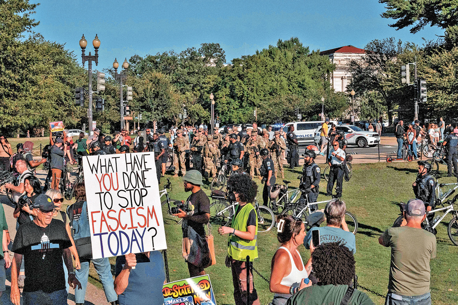 ●有美國民指現任政府的政策令人不安與恐懼。圖為示威者在華盛頓國家廣場向國民警衛隊抗議，呼籲停止聯邦執法和在國會大樓駐紮。  資料圖片