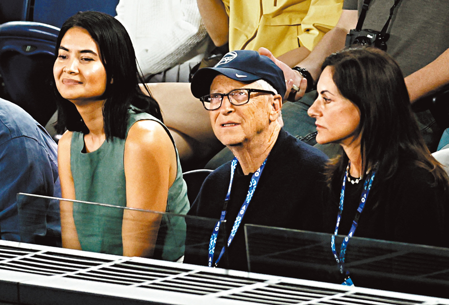 ●蓋茨（中）曾向妻子梅琳達隱瞞自己患有性病。   路透社