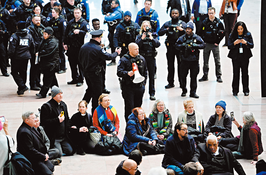 ●在華盛頓特區國會山，民眾抗議示威，反對擬議的國土安全部撥款法案。 路透社
