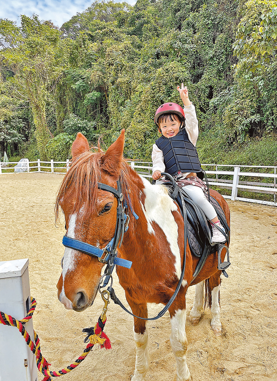 在童話世界農莊裏，小朋友可以體驗騎馬的樂趣。