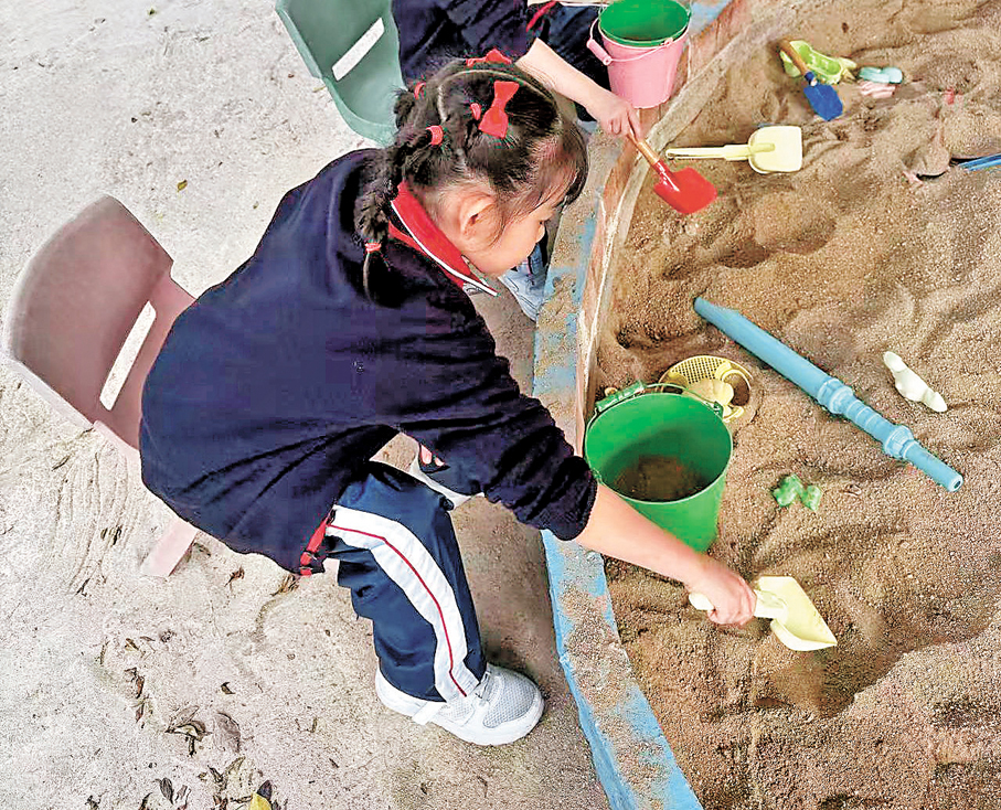 沙池吸引小朋友玩樂。