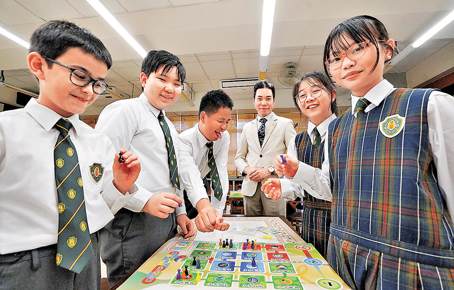 學生正在玩包含國安元素的卡牌遊戲。