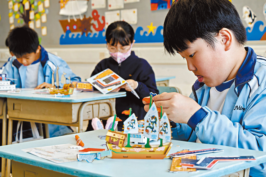 學生親手拼接古代帆船模型。學校供圖