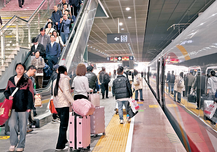 ●廣深港高鐵2026年跨境客流「開門紅」。圖為深圳北站月台。香港文匯報記者郭若溪  攝