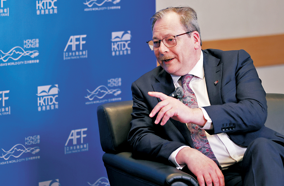 Z/Yen行政總裁  Mike Wardle