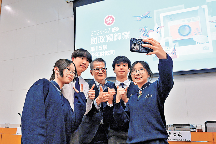 ●陳茂波（中）預告，政府的經營賬目將於2025/26年度恢復盈餘，較原來估算提早一年。圖為他1月中聽取中學生對新一份預算案的意見及建議。 資料圖片