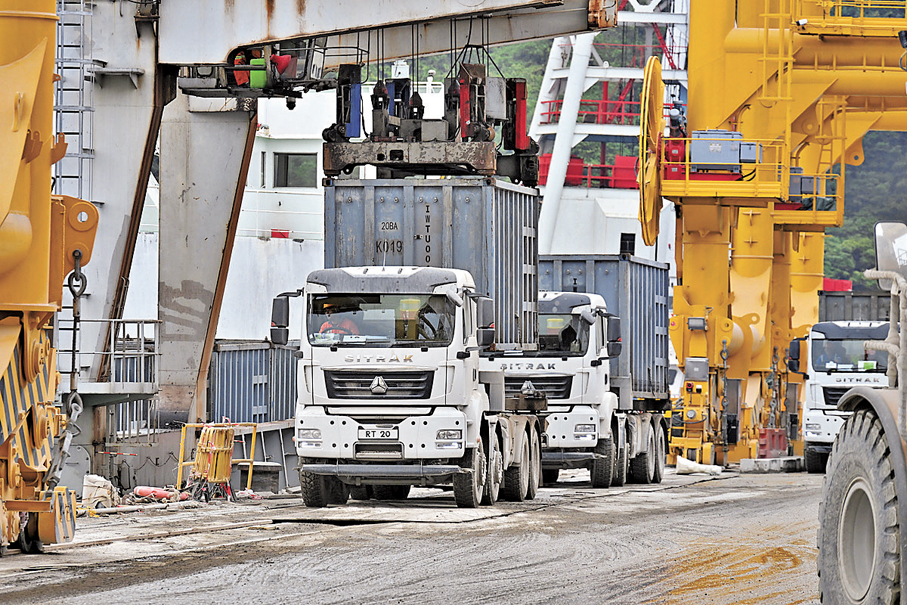 ●經壓縮和密封的固體廢物由專用貨櫃船運送至I·PARK1卸載，再轉交專用貨車運送至設施內。