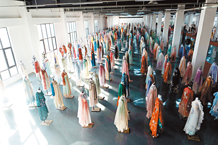 ●曹縣有愛雲倉漢服基地大廳裏展示了幾千件各式各樣的漢服。