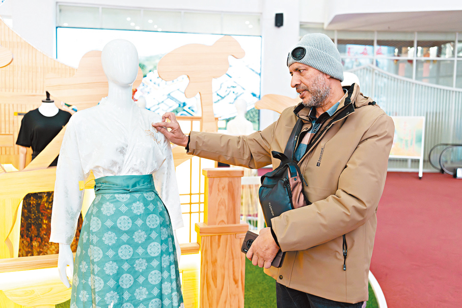 ●一位外國人在曹縣e裳小鎮數字經濟產業園參觀漢服。