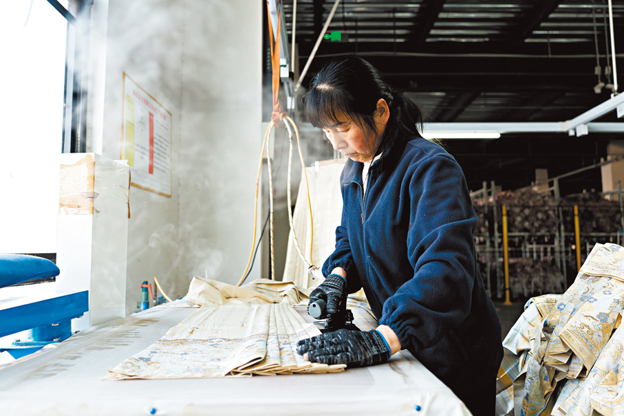 ●曹縣有愛漢服的工人趕製漢服。