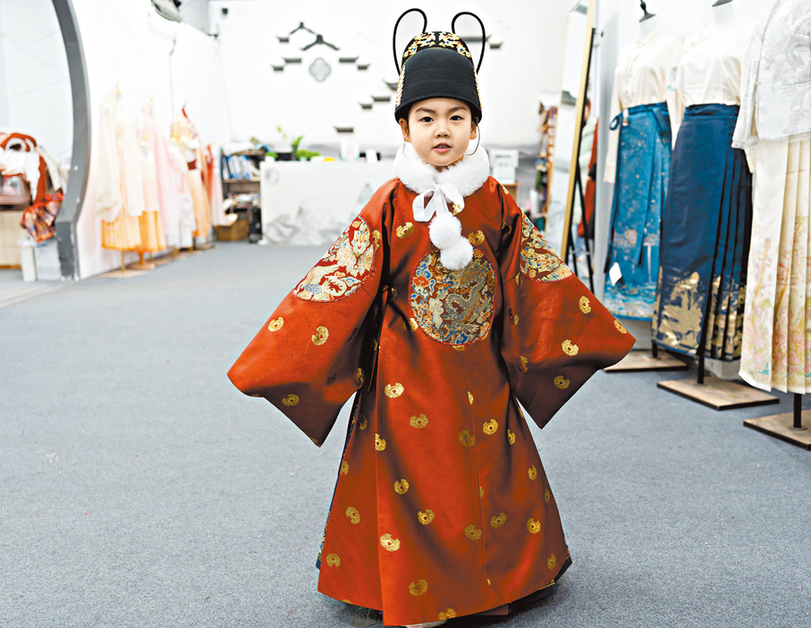 ●孟曉霞的女兒桃桃穿着媽媽設計的明制漢服。