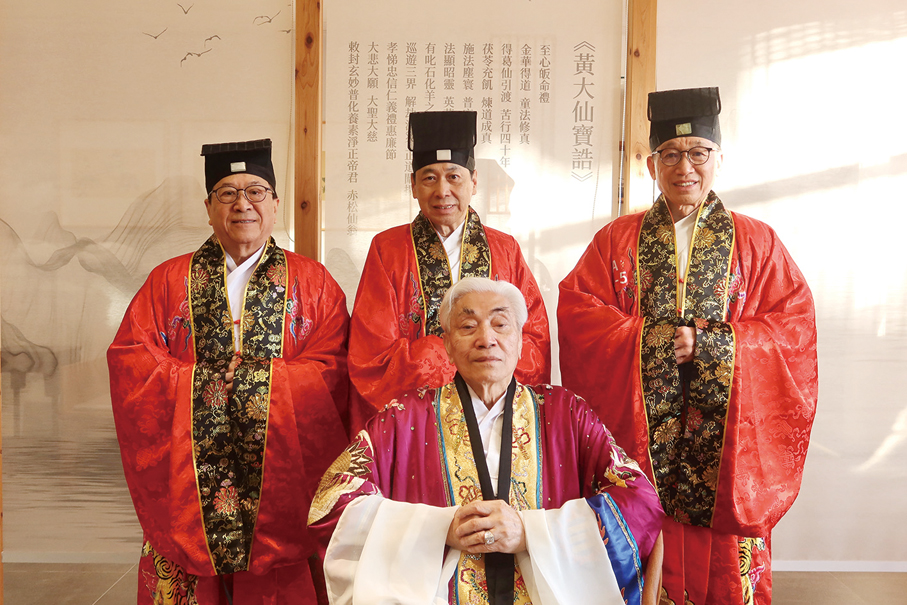 ●嗇色園監院李耀輝（前排）、主席黎澤森（後排中），與副主席陳燦輝（後排左）及馬澤華（後排右）一直致力推動傳承工作。