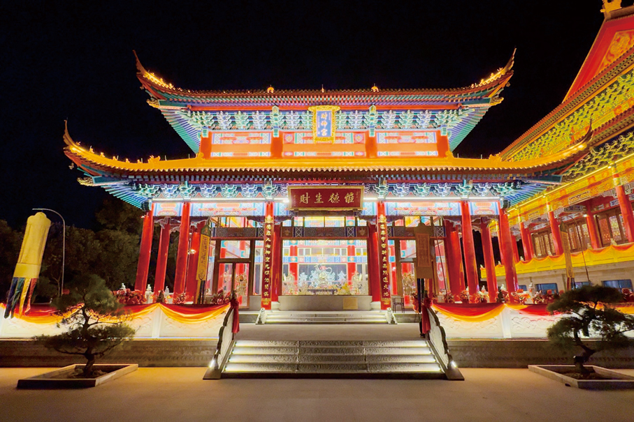 ●蘭溪財神宮夜景。