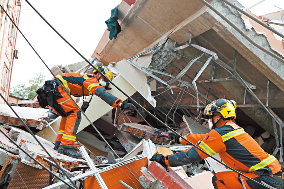 ●特區救援隊不怕危險艱辛，馳援緬甸地震災區，感動全港。 消防處Fb圖片