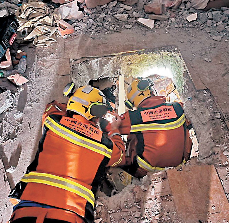 ●倒塌現場鋼筋交錯，空間狹窄，作業高度不足一米。 消防處Fb圖片