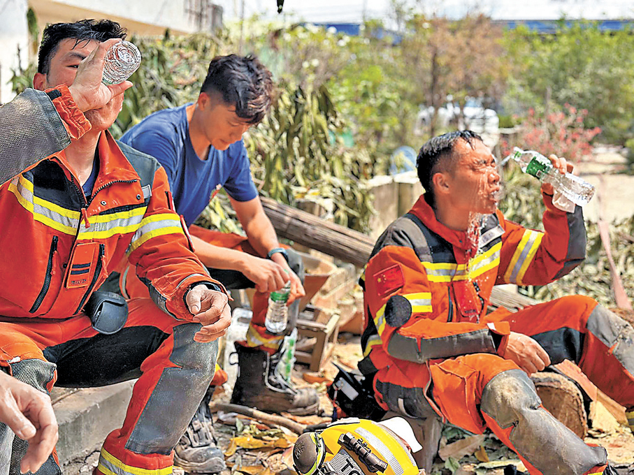 ●當地高溫達40度，災民為救援隊送上飲料。  消防處Fb圖片