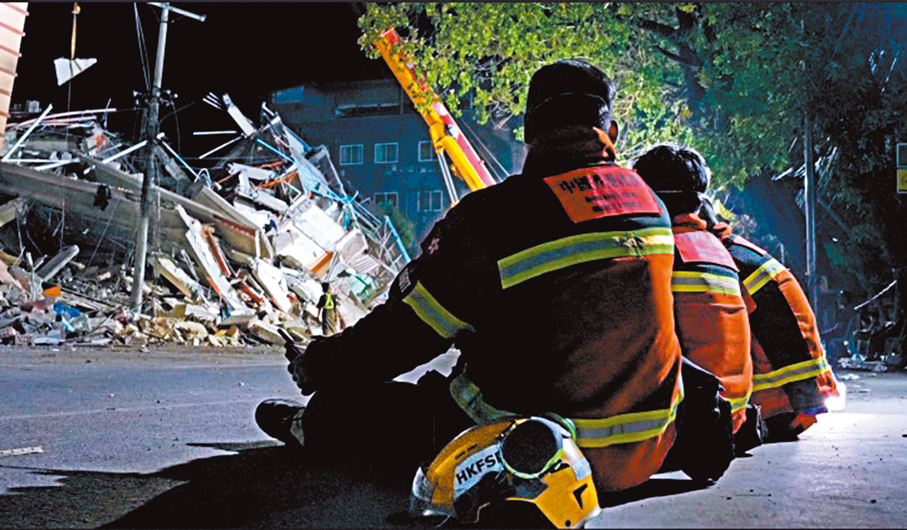 ●救援隊星夜馳援，不畏艱辛。 消防處圖片