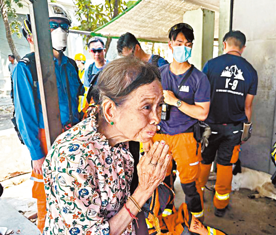 ●災民送上平安符表達謝意。  消防處圖片