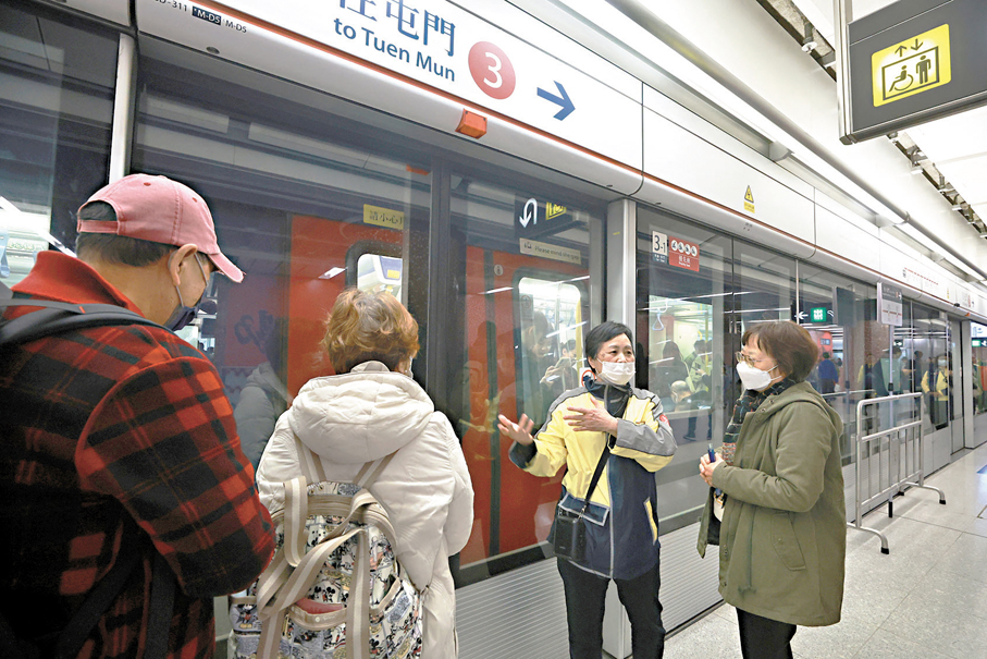 ●港鐵昨日加派逾百人在場協助，大致運作暢順。香港文匯報記者郭木又  攝