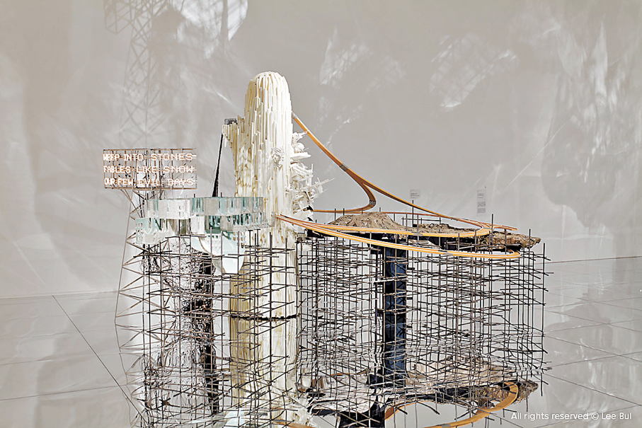 李昢《我的宏大敘事（Mon grand récit）：泣淚沾石……》，2005年HITEJINRO Co.,Ltd.藏  ©李昢  攝影：渡邊修藝術家及森美術館供圖