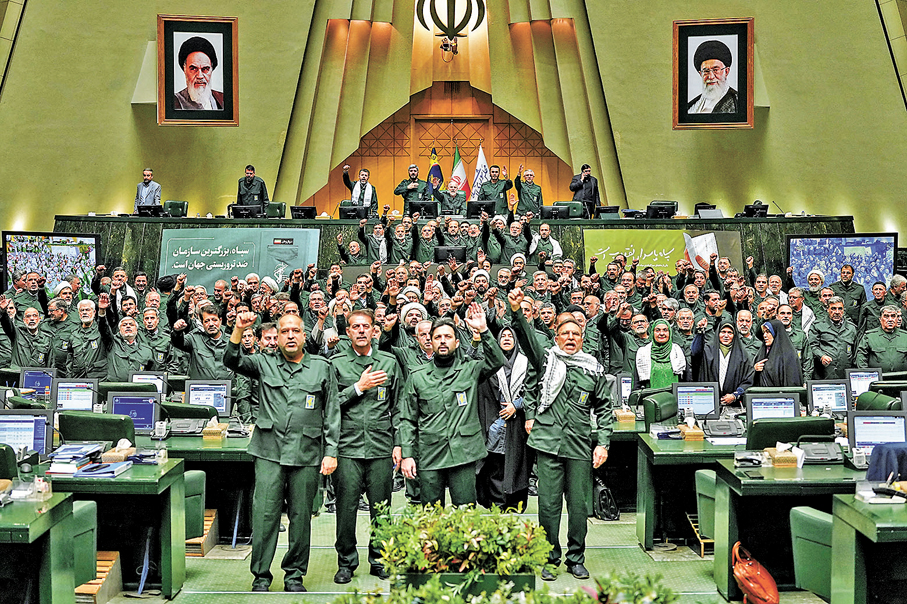 ●伊朗議員身穿革命衛隊制服，在議會會議上高喊反美口號。 美聯社