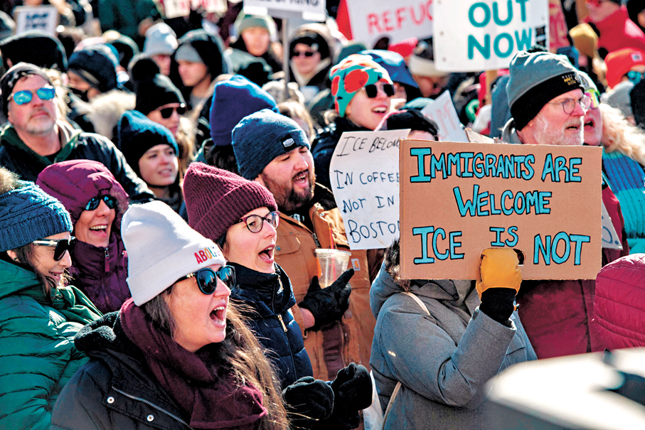 ●美國民眾在波士頓的州議會大樓前示威，抗議ICE暴力執法。  法新社