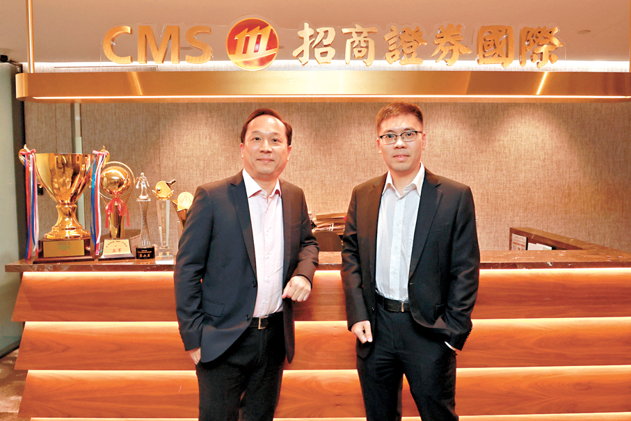 ●招商證券國際研究部董事總經理兼主管李日暉（左）認為，即便內地監管部門提高上市門檻，對本港今年IPO集資額的增長並不會帶來負面影響。旁為招商證券國際研究部董事甯鉑。 香港文匯報記者北山彥  攝