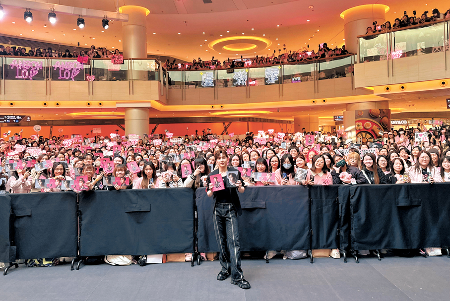 ●Anson Lo與現場粉絲大合照。  香港文匯報記者子棠 攝