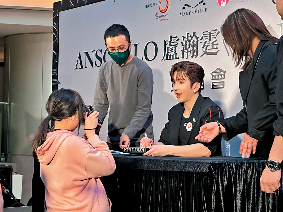 ●簽名環節上，有粉絲把握機會近距離拍攝偶像。  香港文匯報記者子棠 攝