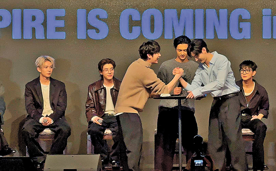 ●成訓（藍衣者）與隊友比賽，最終勝出。  香港文匯報記者孫嘉蔚 攝