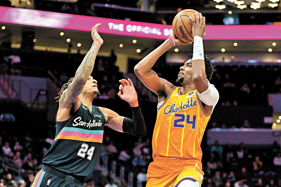 ●班頓米拿（右）帶領黃蜂贏波。  法新社