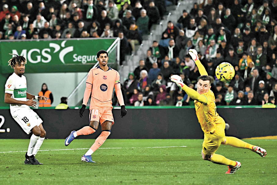 ●拉舒福特（中）替巴塞建功。 法新社