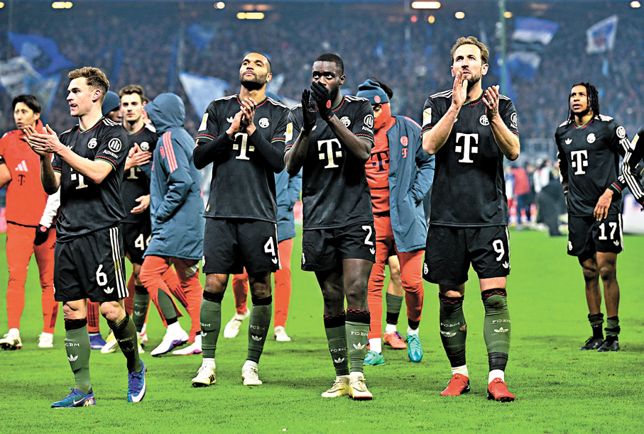 ●拜仁球員賽後向球迷致意。  路透社
