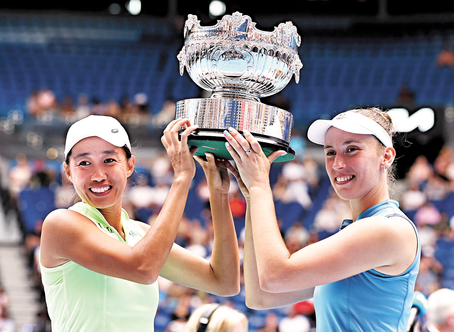 ●張帥（左）夥拍梅爾滕斯奪冠，贏得個人第三個大滿貫雙打冠軍。  新華社