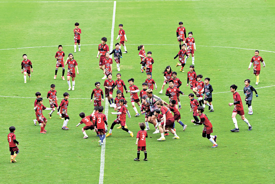 ●一百名小球員與三名東方球員混戰。  大會供圖