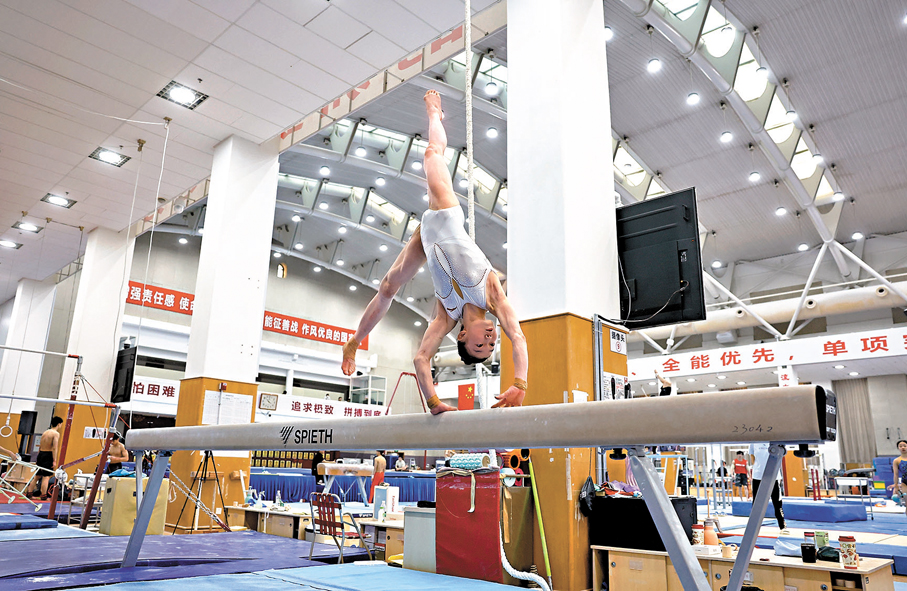 ●柯沁沁在平衡木訓練中。  新華社