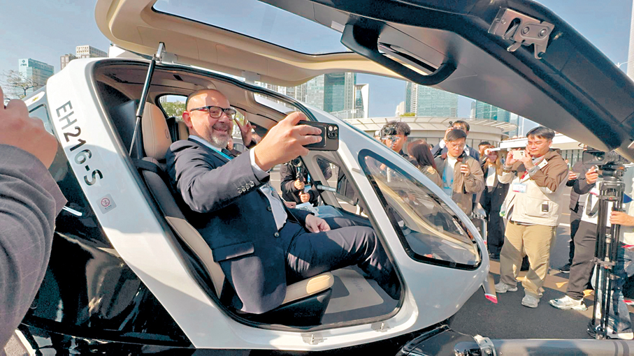 ●2日，多名參會代表參加科技創新主題參訪活動。圖為來自世界銀行集團的Gianpiero Antonazzo試坐無人飛行器。 香港文匯報記者盧靜怡  攝
