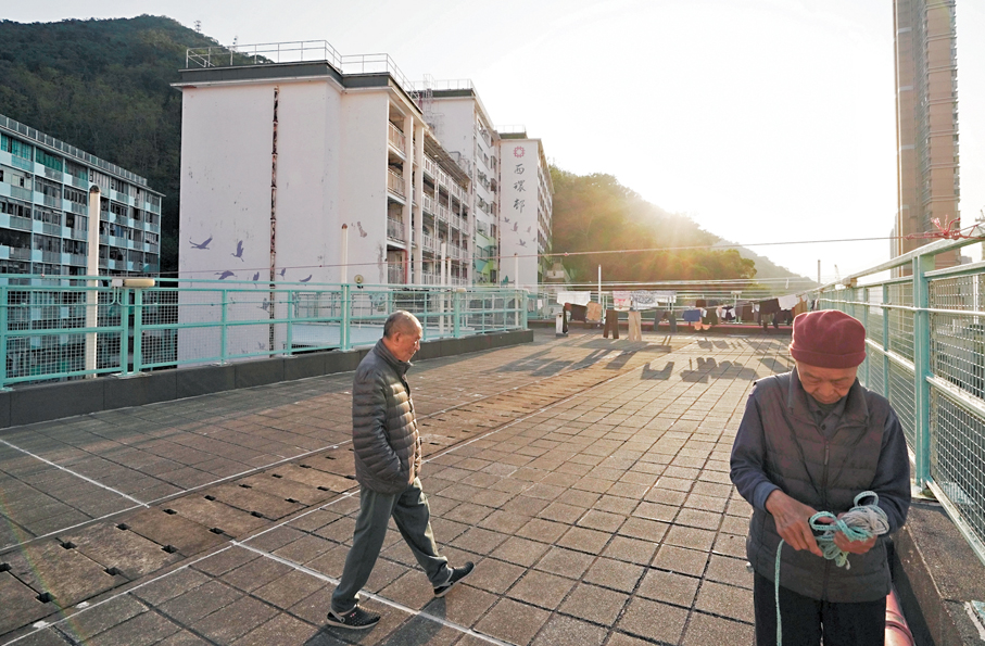 ●西環邨的清拆及遷置將一次過進行，鄰近的加惠民道第一期公營房屋發展項目將提供足夠單位，讓西環邨街坊鄰里一同搬遷。 香港文匯報記者曾興偉  攝
