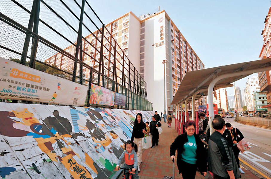 ●馬頭圍邨將分兩期重建，第一期清拆的樓宇包括洋葵樓（圖）和水仙樓。 香港文匯報記者郭木又  攝