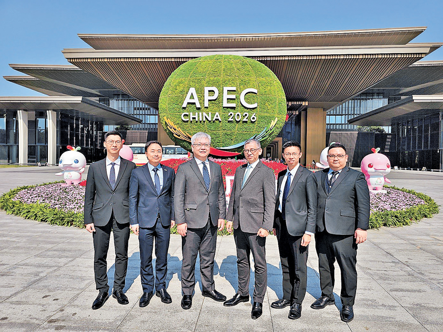 ●廉政專員胡英明（右三）率領代表團出席亞洲太平洋經濟合作組織在廣州舉辦的反貪會議。