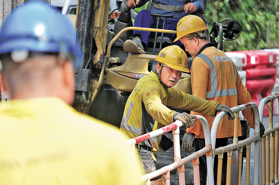 ●政府擬修例全面禁止在地盤範圍吸煙。圖為建築工人。 資料圖片