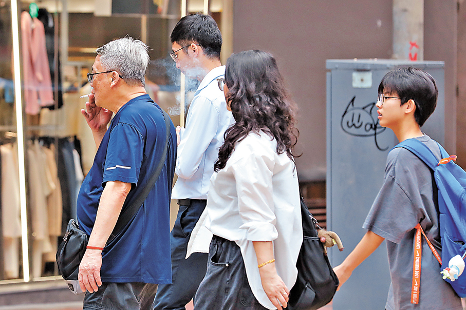●政府擬收緊可吸煙範圍。圖為煙民在街上吸煙。 資料圖片