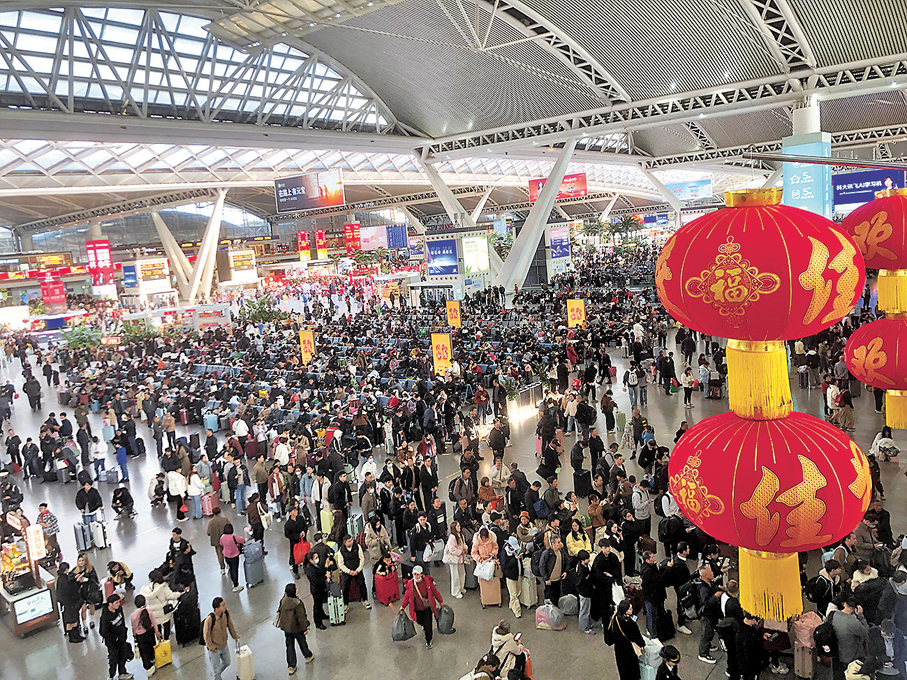 ●春運首日，廣州南站候車大廳幾乎座無虛席。香港文匯報記者方俊明 攝