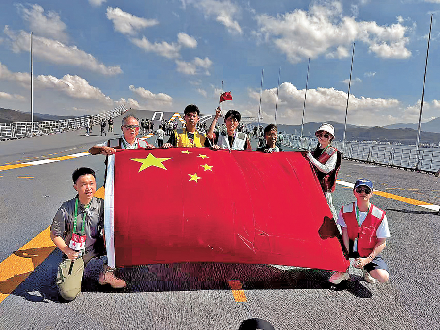 ●去年7月初，阿兵（左一）終能如願帶了在玉桂山揮舞迎接艦隊的國旗登上山東艦。 資料圖片