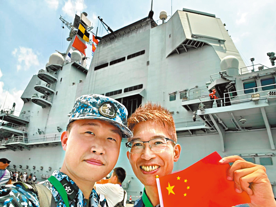 ●阿兵與朱先生（右）參觀山東艦。  受訪者供圖