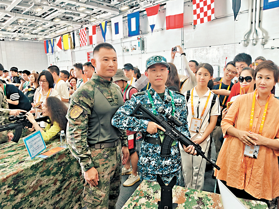 ●阿兵登上山東艦參觀，有機會親身體驗手持QBZ-191自動步槍「打卡」。 受訪者供圖