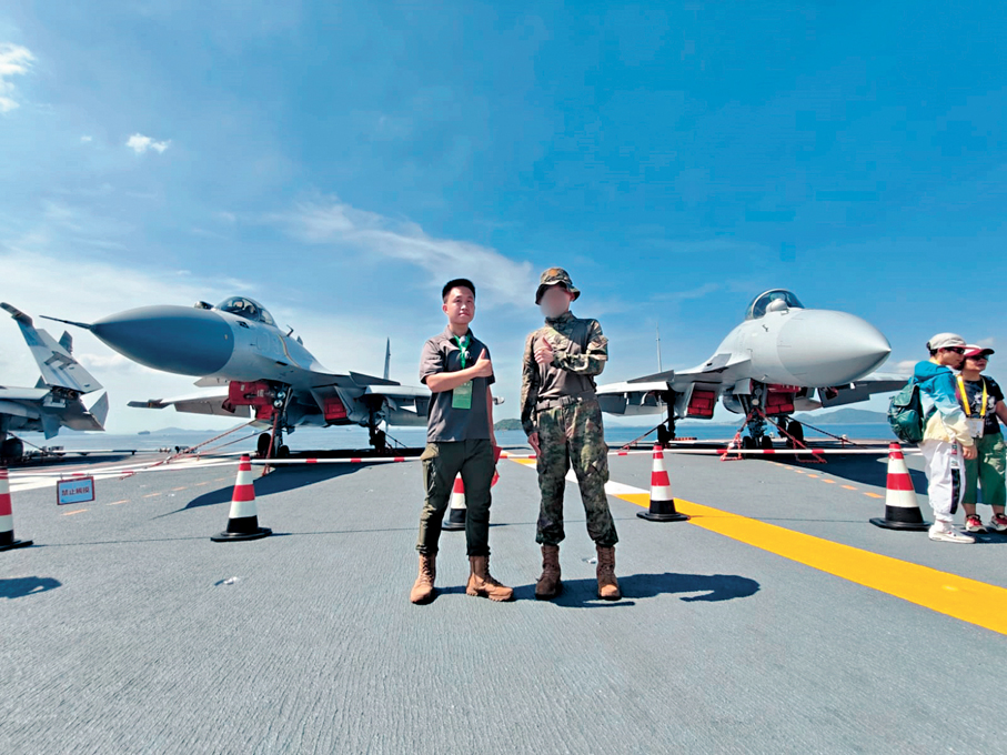 ●阿兵與山東艦上的軍人合影。 受訪者供圖