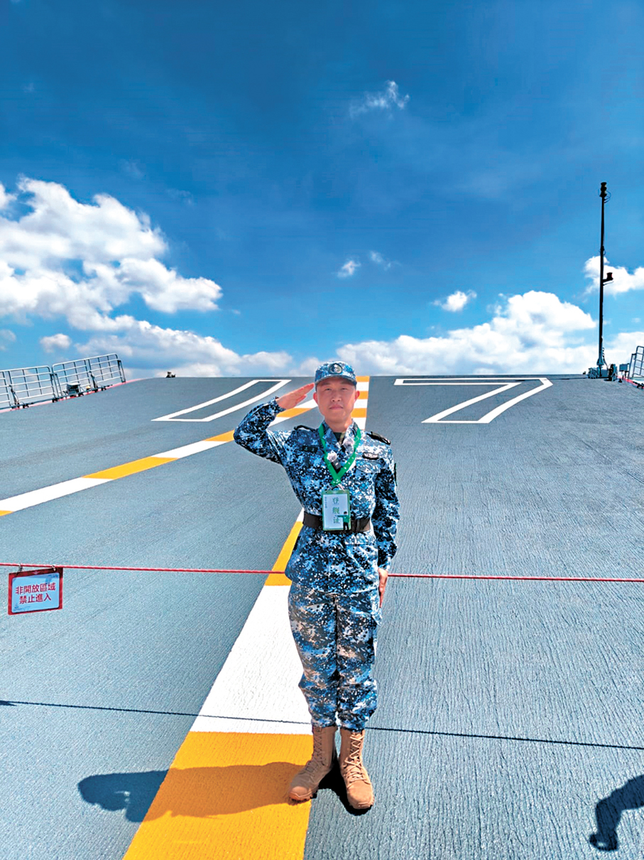 ● 阿兵在山東艦上敬禮。 受訪者供圖